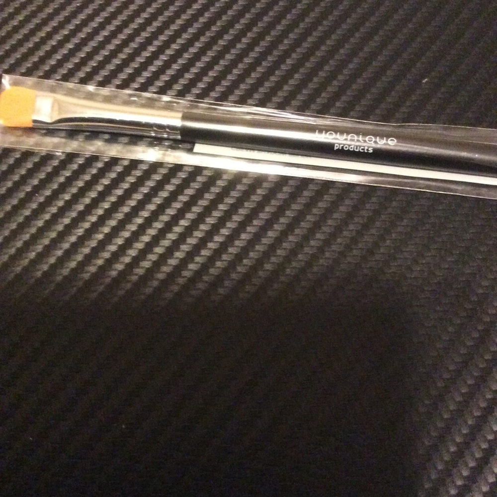 NWT YOUNIQUE CREME EYESHADOW BRUSH